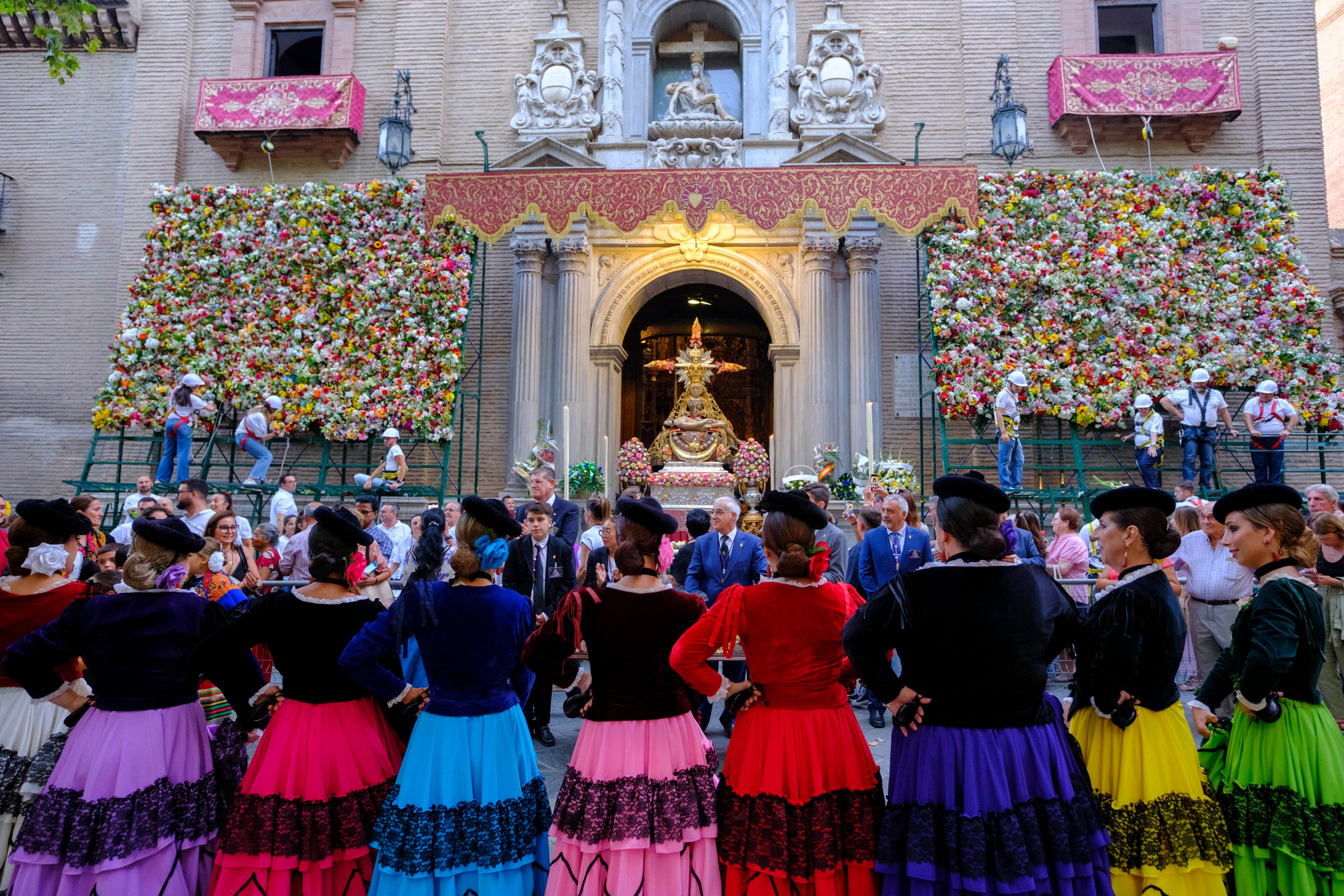 La ofrenda floral a la Virgen de las Angustias, en imágenes