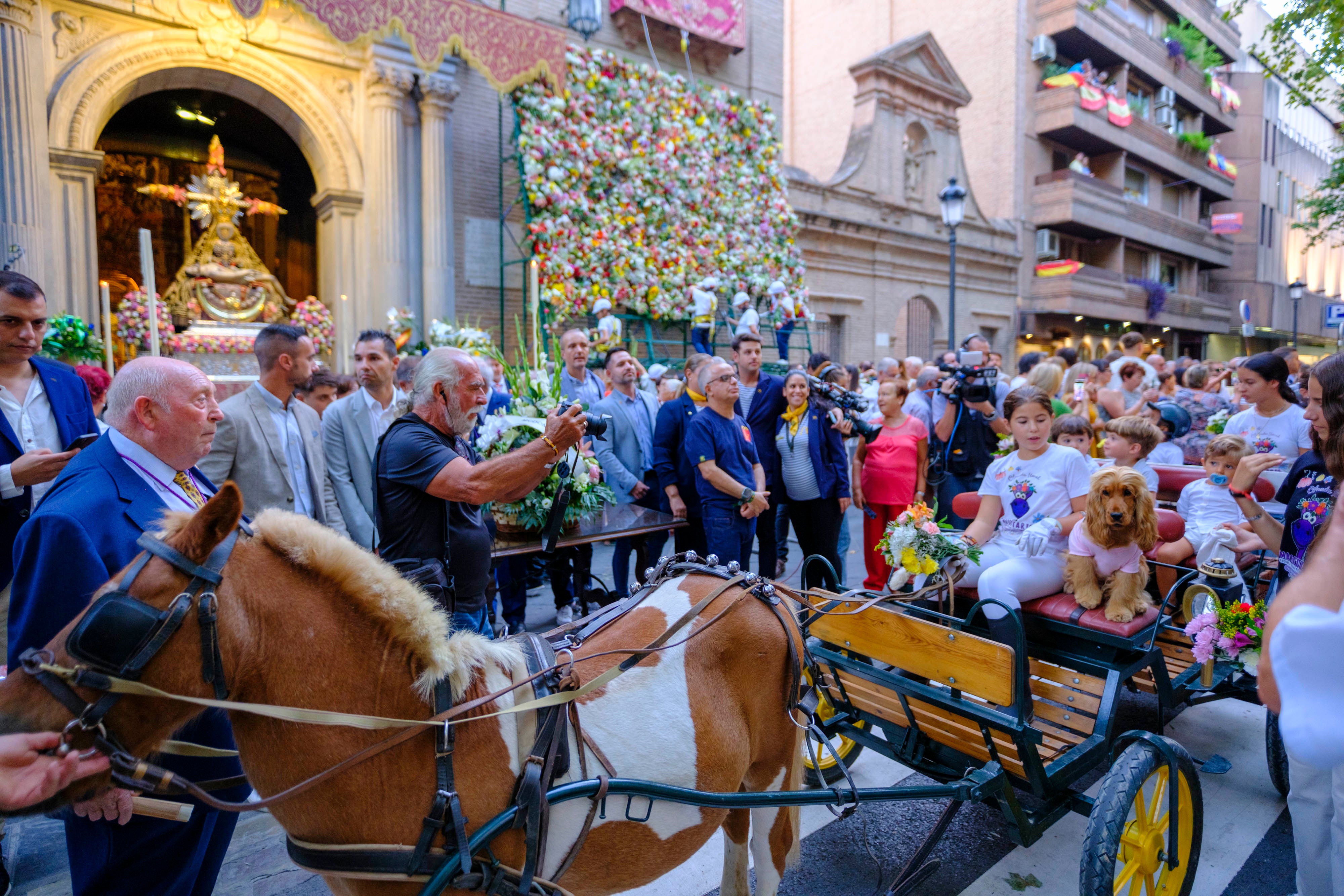 La ofrenda floral a la Virgen de las Angustias, en imágenes