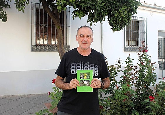 Juan Luis Hervás posa con su libro sobre narcisos silvestres en Jaén.