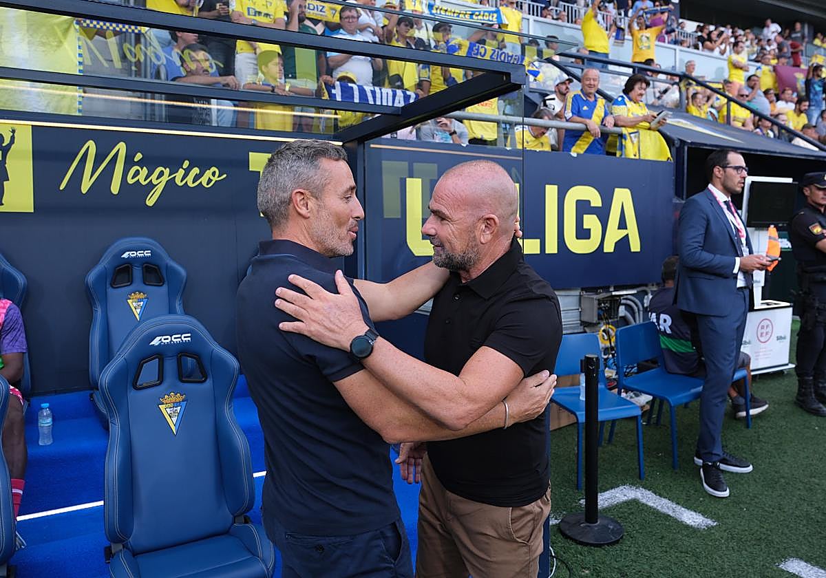 El entrenador Óscar Cano, a la izquierda, saluda al exrojiblanco Paco López antes de un partido este curso.