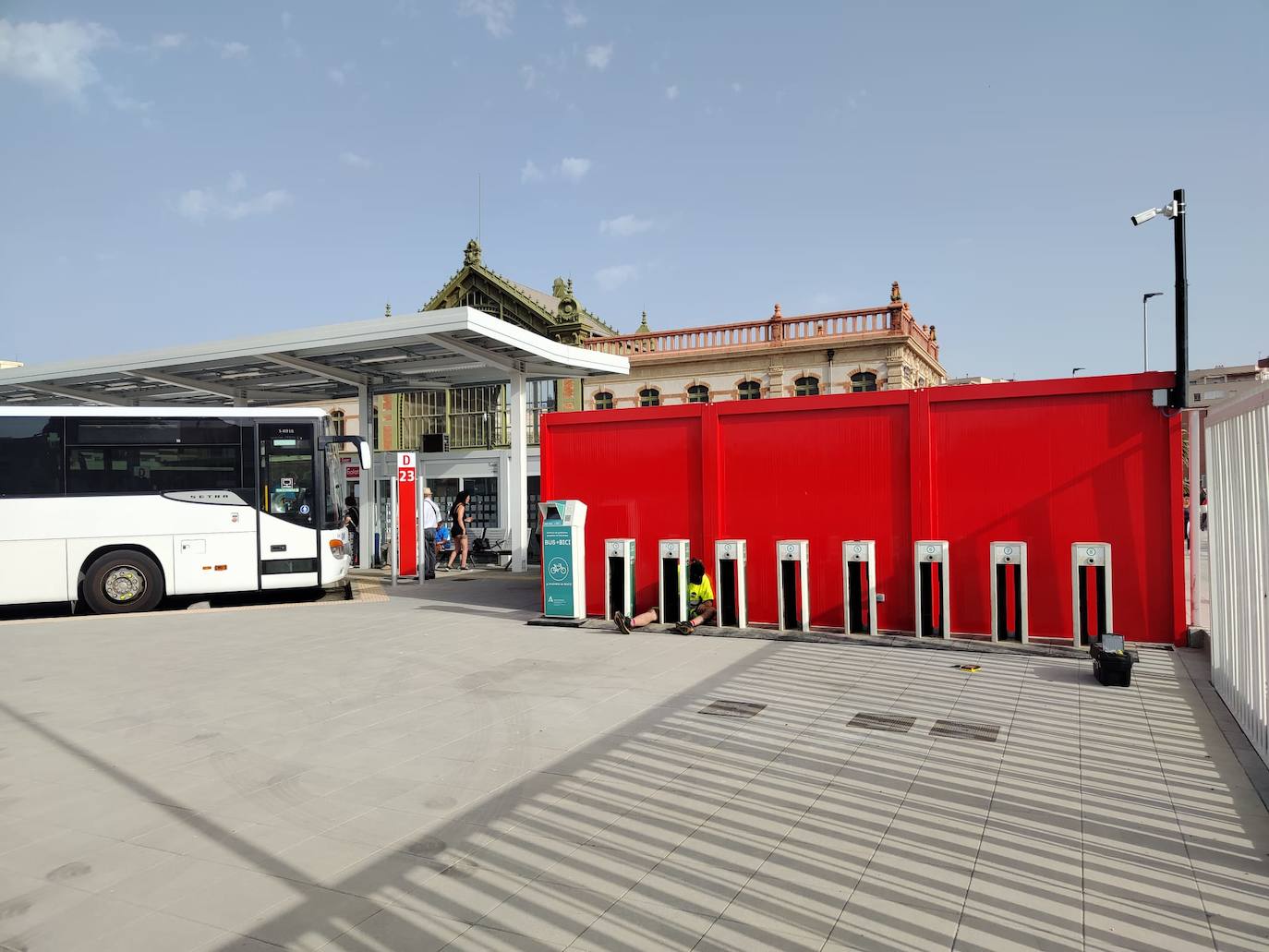 Imagen de la instalación del servicio de préstamo de bicicletas en la estación provisional.