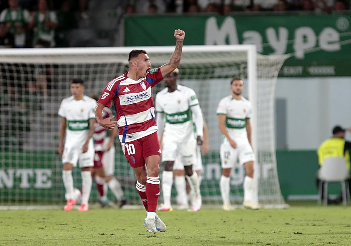 Uzuni celebra su gol.