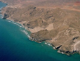 El cádaver hallado en una cala de Níjar corresponde a un bañista