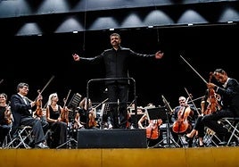 Manuel Coves y la ORCAM actuando en la Gran Gala de Zarzuela