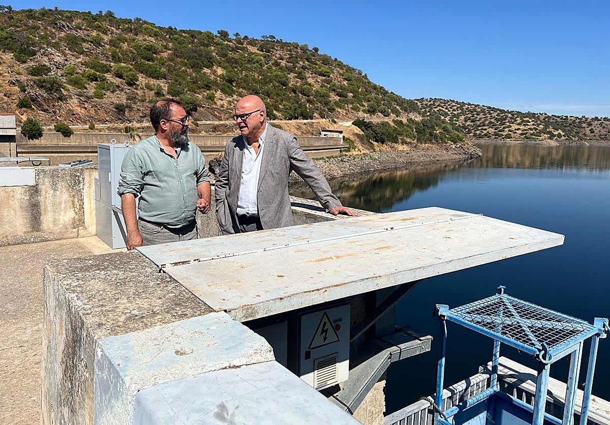 El alcalde de Baños de la Encina y el subdelegado del Gobierno, en la presa del Rumblar.