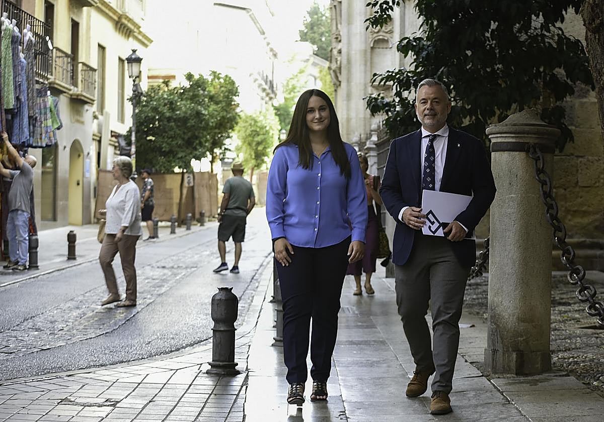 El vicepresidente primero de la Diputación de Granada, Nicolás Navarro, junto a la diputada de Reto Demográfico, María Vera.