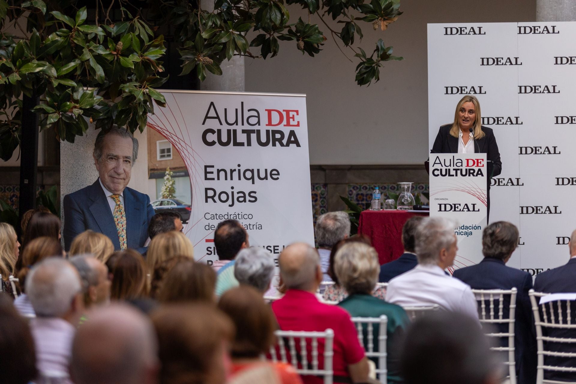 Las imágenes del Aula de Cultura de IDEAL con Enrique Rojas