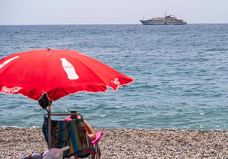 El lujoso yate pasó por las aguas de Salobreña al inicio del verano.