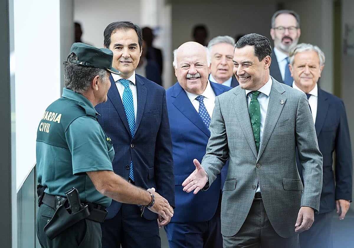 El presidente de la Junta de Andalucía, Juanma Moreno, a la derecha.