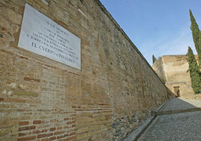 Placa en memoria del cabo García en el recinto de la Alhambra