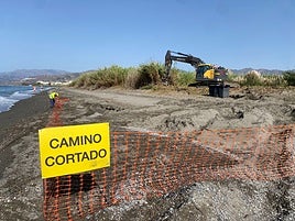 Maquinaria en la Playa La Cagaílla en Salobreña.