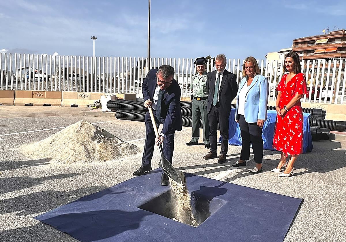 El subdelegado del Gobierno en Granada, José Antonio Montilla pone la primera piedra del edificio de la Guardia Civil en el Puerto de Motril.