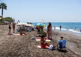 Bañistas en Playa Granada en Motril.