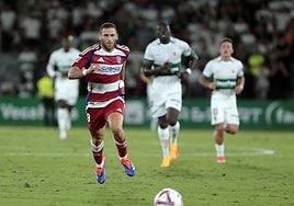 Shon Weissman persigue el balón en el estadio Martínez Valero.