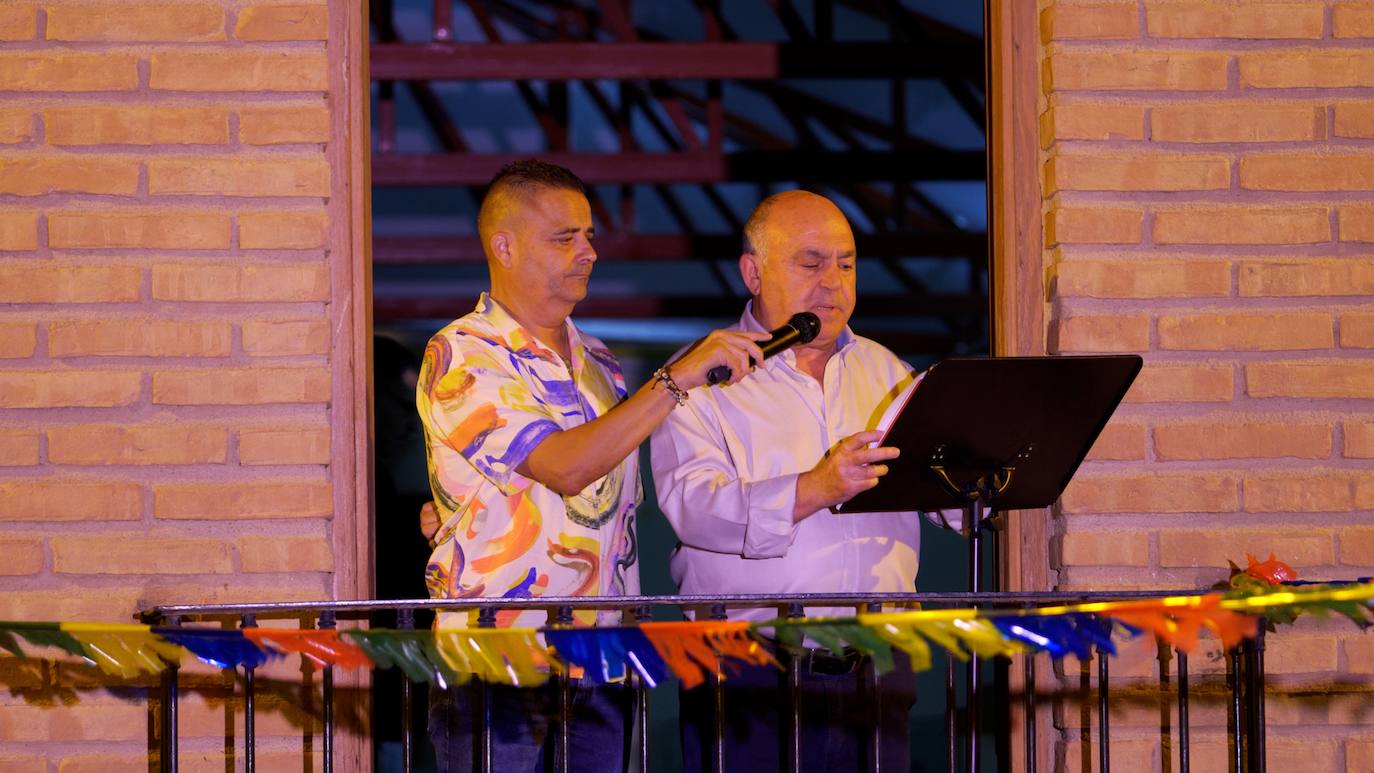 Imagen secundaria 2 - Don José Luis ofreciendo el pregón de las fiestas de Íllora desde el balcón del antiguo Ayuntamiento y en la imagen del centro acompañado por el alcalde, Antonio Salazar y el autor de la portada del libro de las fiestas, Luis Martín. 