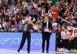 Pablo Pin protesta una decisión arbitral en un partido de la Liga Endesa.