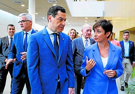 El presidente de la Junta, Juanma Moreno, y la ministra de Vivienda, Isabel Rodríguez, ayer en Málaga.