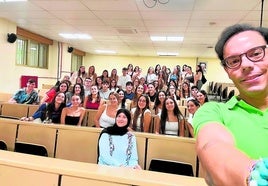 Javier Díaz se hace un selfi con sus nuevos alumnos de Farmacia.