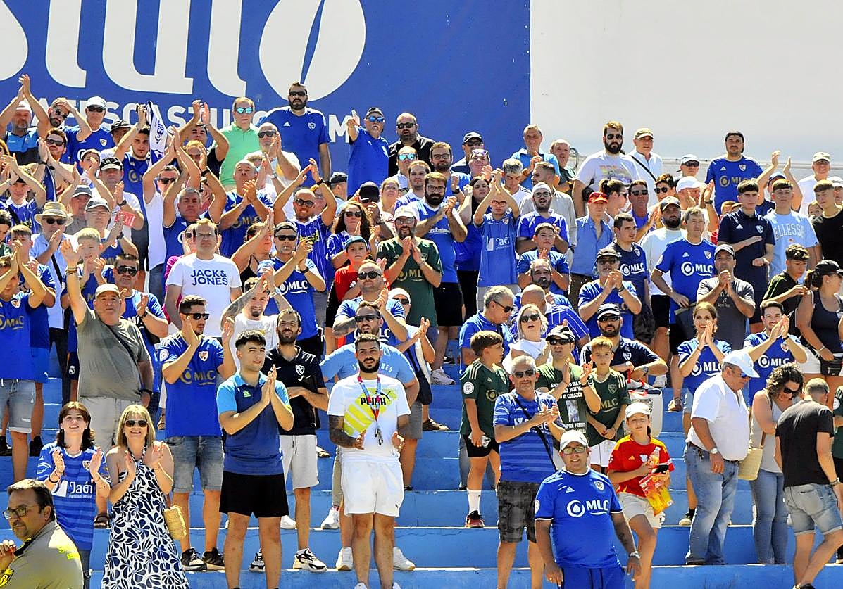 Aficionados junto al marcador de Linarejos animando al equipo frente al Antoniano