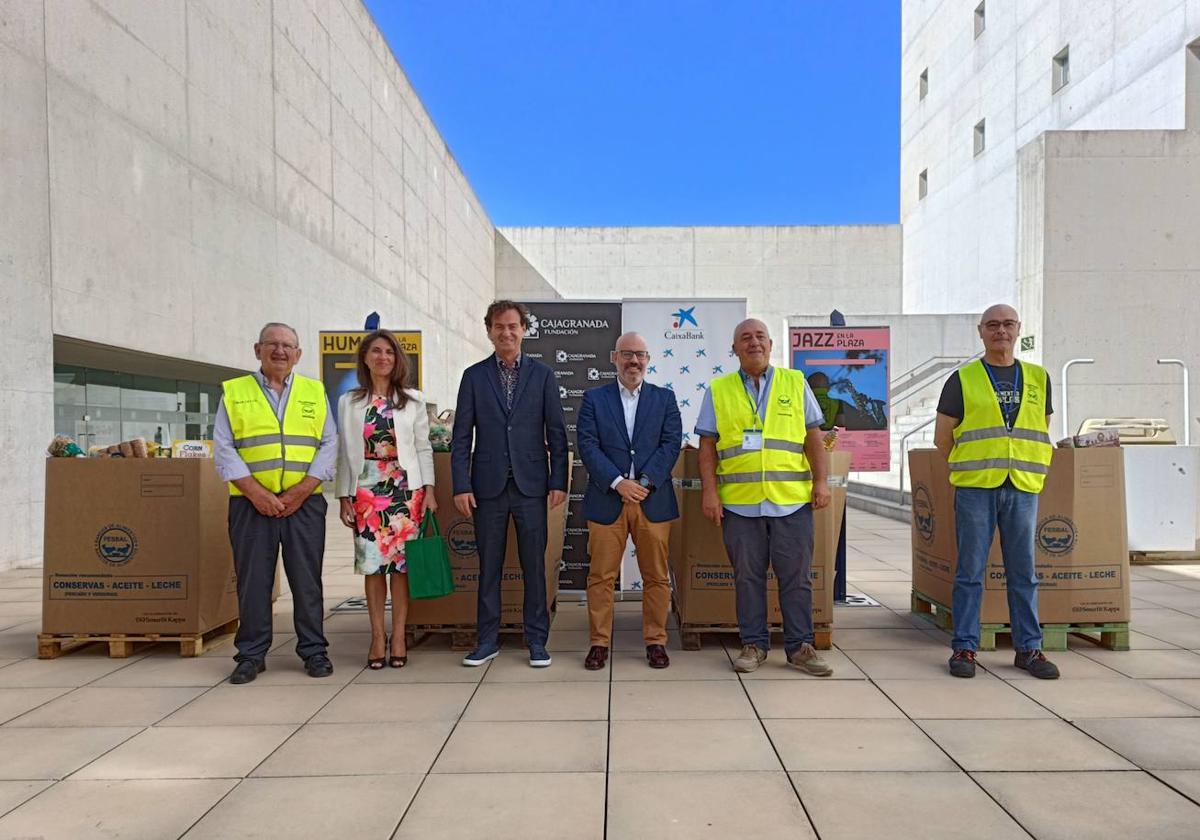 CajaGranada Fundación y CaixaBank entregan 7.000 kilos de alimentos para las familias más necesitadas