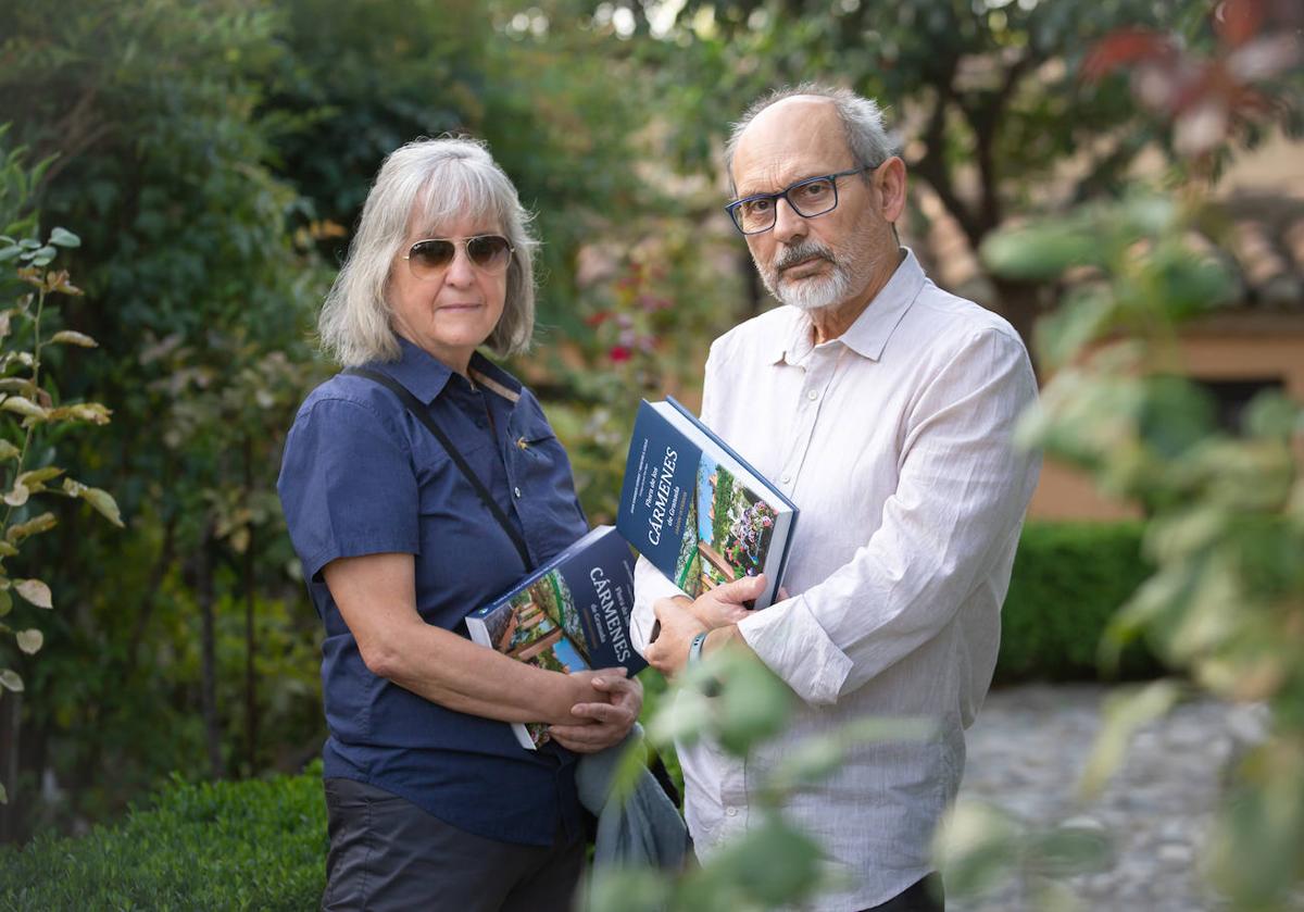 Merche S. Calle y Juan Enrique Gómez posan con el libro que presentarán mañana.