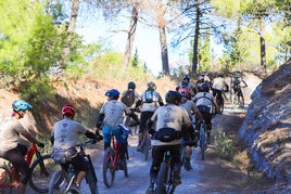 Ciclistas en la zona de El Conjuro en Motril.