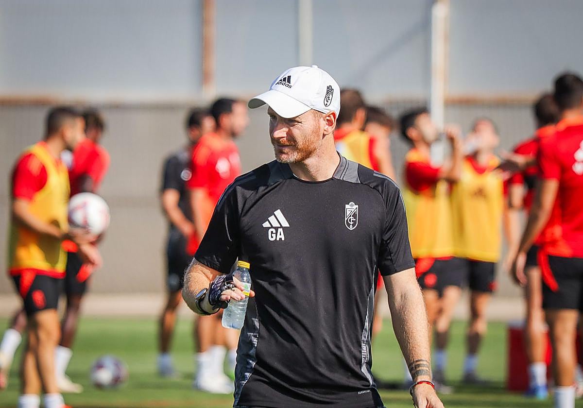 Guille Abascal, durante un entrenamiento reciente del Granada.