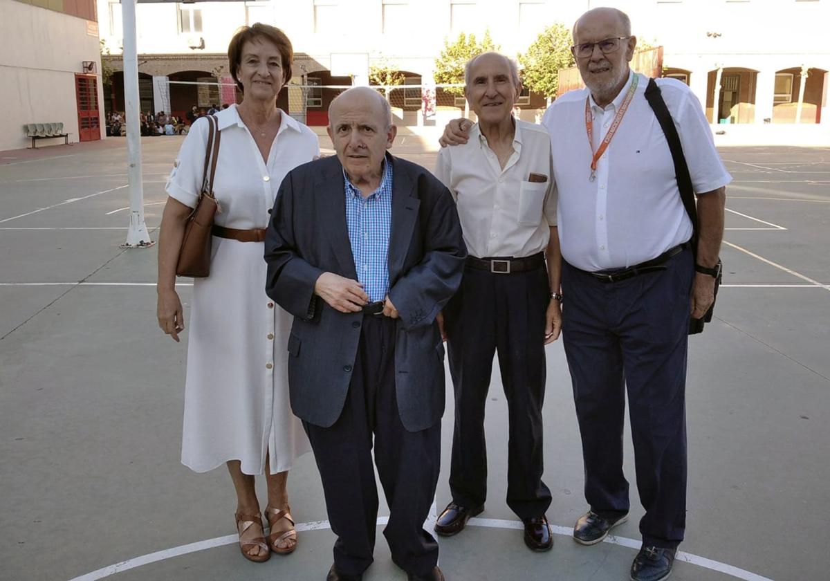 Miguel Ángel Delgado (dcha), con antiguos compañeros de su estancia en Madrid.