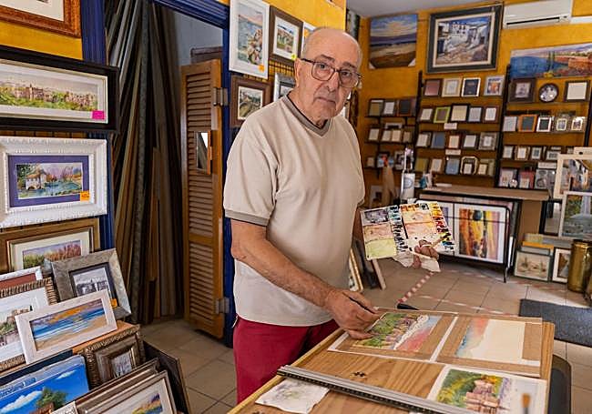 Manolo posa dentro de la tienda.