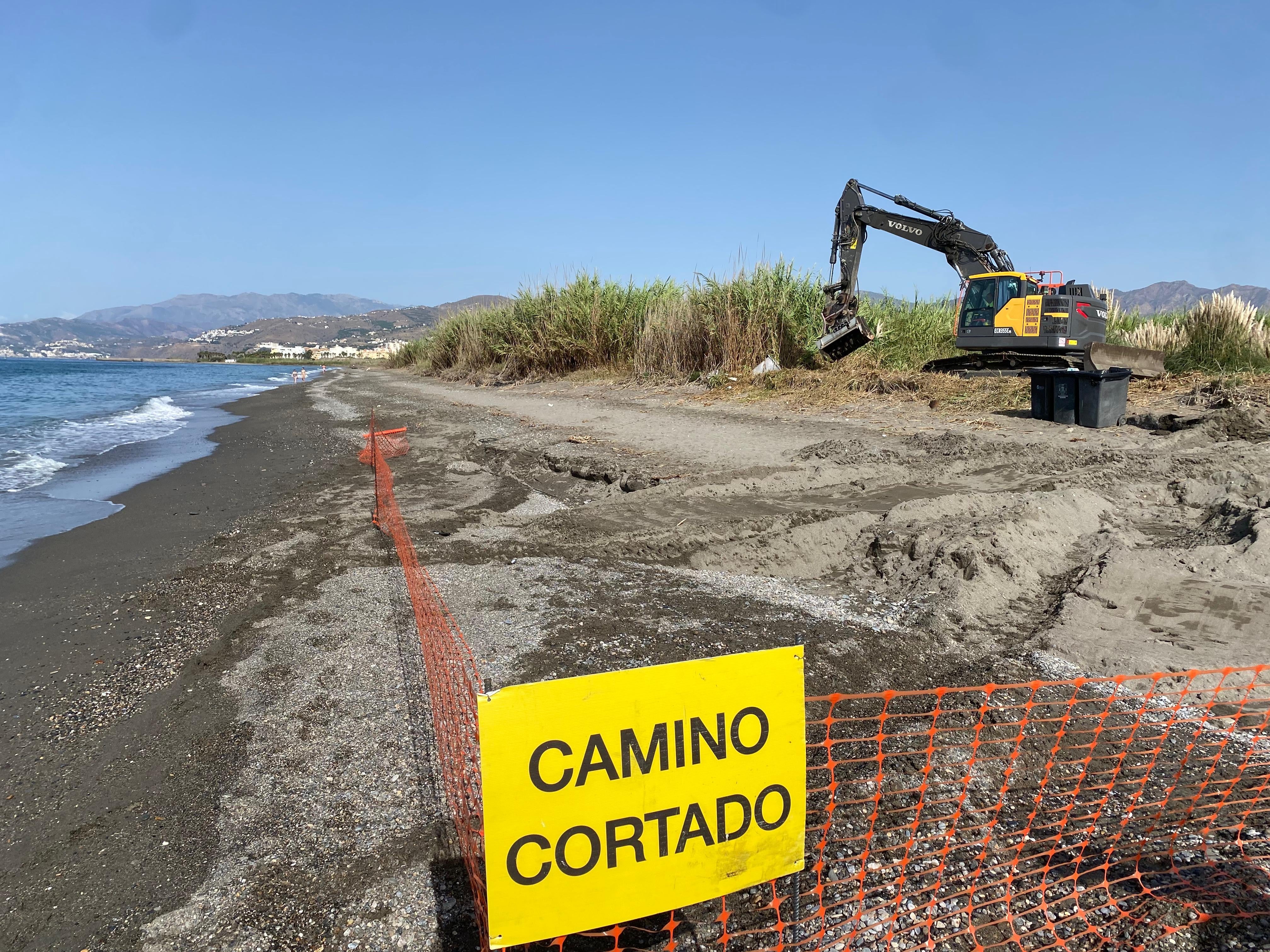 Playa Punta del Río en Salobreña durante los trabajos de acondicionamiento.