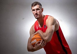 Rubén Guerrero atrapa el balón con fuerza, el 'center' y 'techo' de la nueva plantilla del Covirán confía en dar la talla en la pintura y ofrecer su mejor versión.