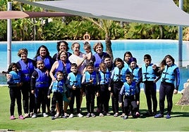 Los niños y niñas, preparados para jugar con los delfines en Portugal.