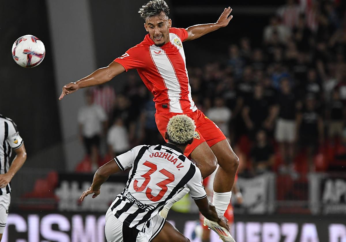 Rachad despeja el balón ante Jozhua.