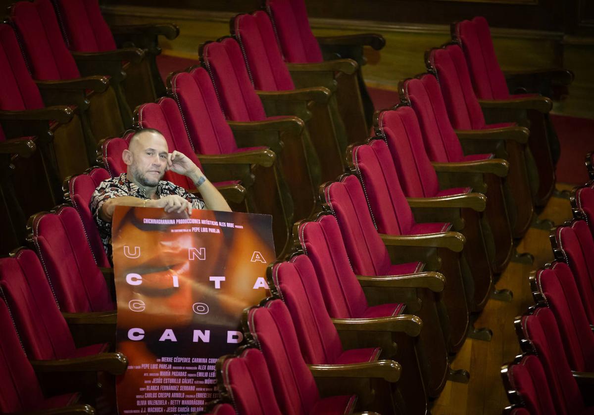 José Luis Pareja, con el cartel de 'Una cita con Candy', en el patio de butacas del teatro Isabel la Católica.