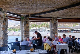 Chiringuito El Peñón de Salobreña a la hora del almuerzo.