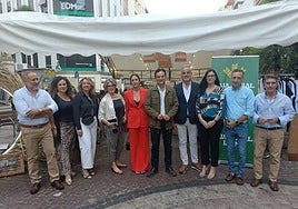 Foto de familia de la inauguración de la Feria de Comercio Tradicional.