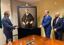 El ex rector Juan Gómez destapando su retrato junto al actual rector Nicolás Ruiz