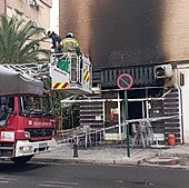 Un aparatoso incendio en una cafetería de Granada alerta al barrio del Zaidín