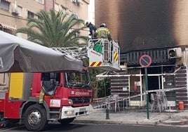 Cafetería calcinada en la calle Poeta Gracián.