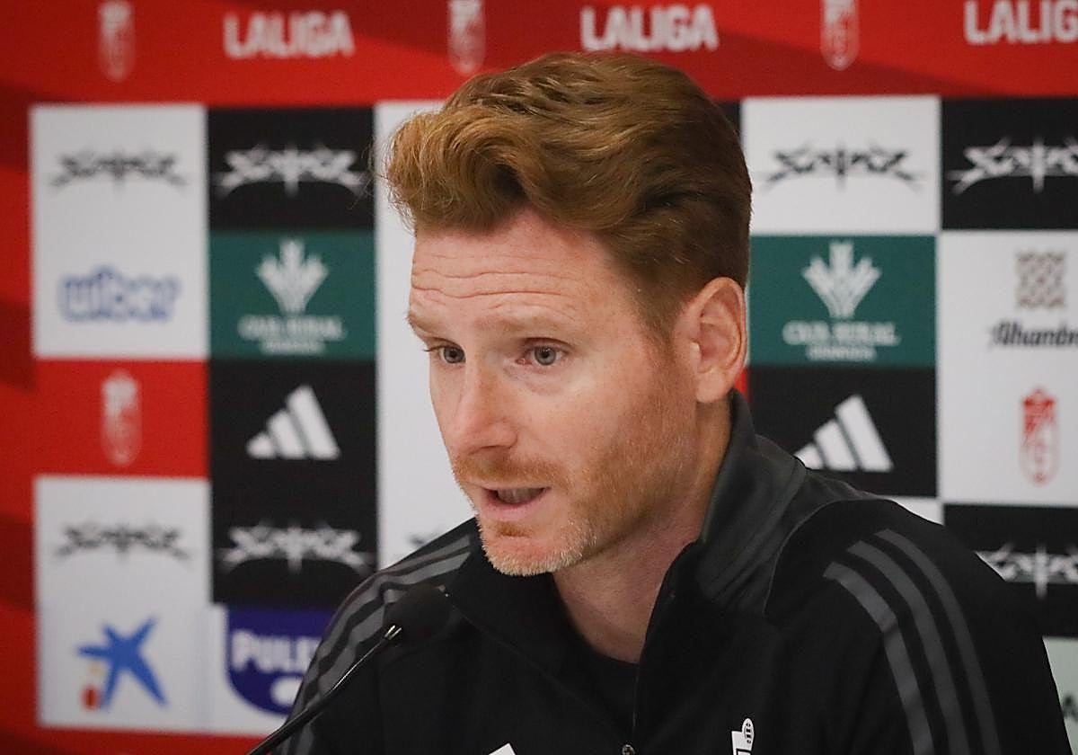 Guille Abascal comparece en la sala de prensa de la Ciudad Deportiva del Granada antes del último entrenamiento previo al derbi con el Málaga en Los Cármenes.