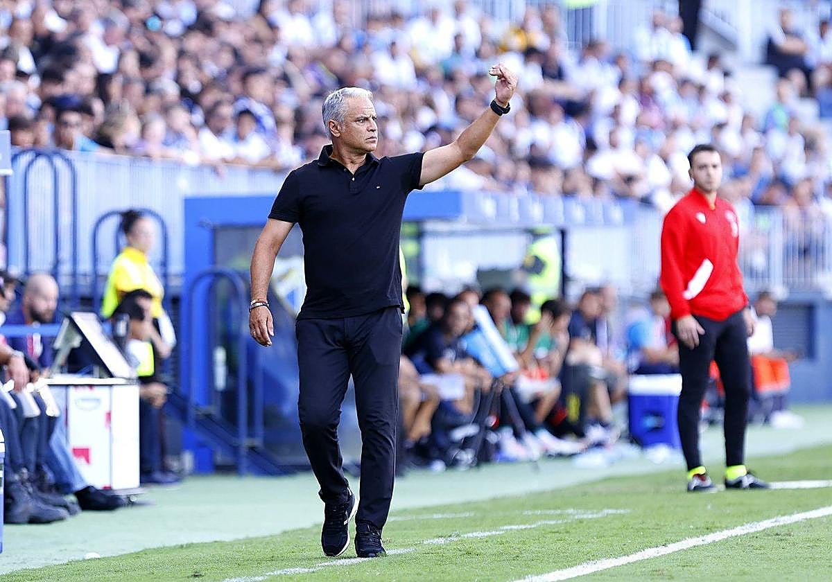 Sergio Pellicer da indicaciones durante el último partido del Málaga en La Rosaleda.