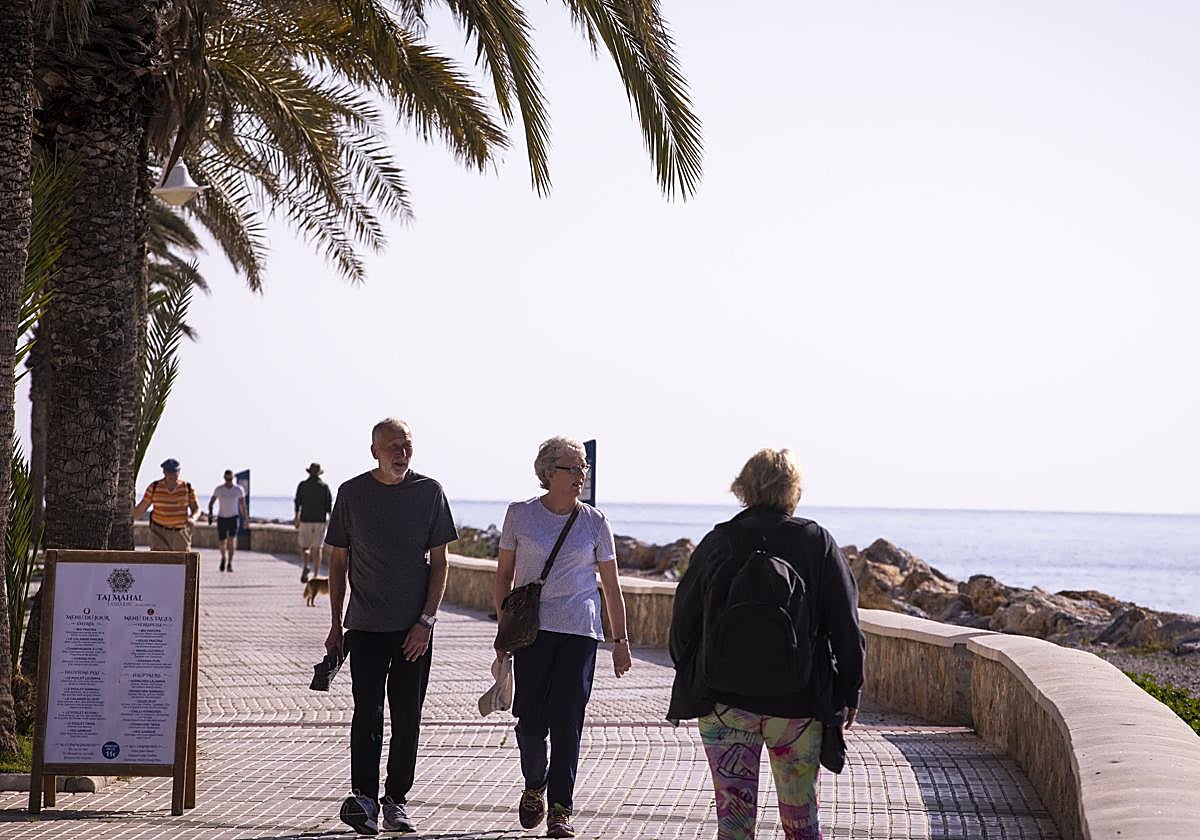 Jubilados pasean por Almuñécar