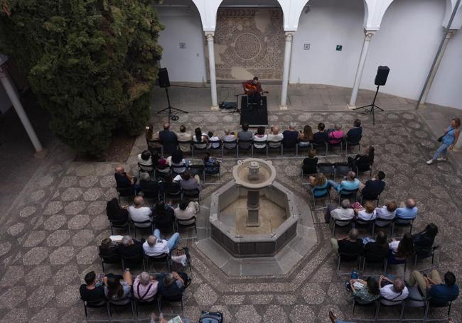 José Fermín Fernández abrió fuego y cuerdas en el patio del Museo Arqueológico.