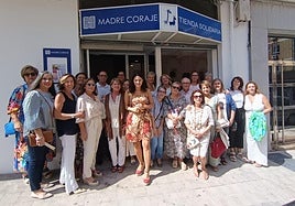 Imagen de la inauguración de la nueva tienda solidaria de Madre Coraje