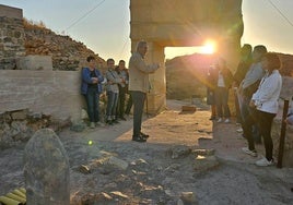 Momento en que el sol ilumina a la divinidad (izquierda), explicado por el arqueólogo Manuel Molinos.