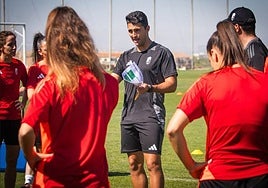 Arturo Ruiz se dirige a sus futbolistas durante un entrenamiento.