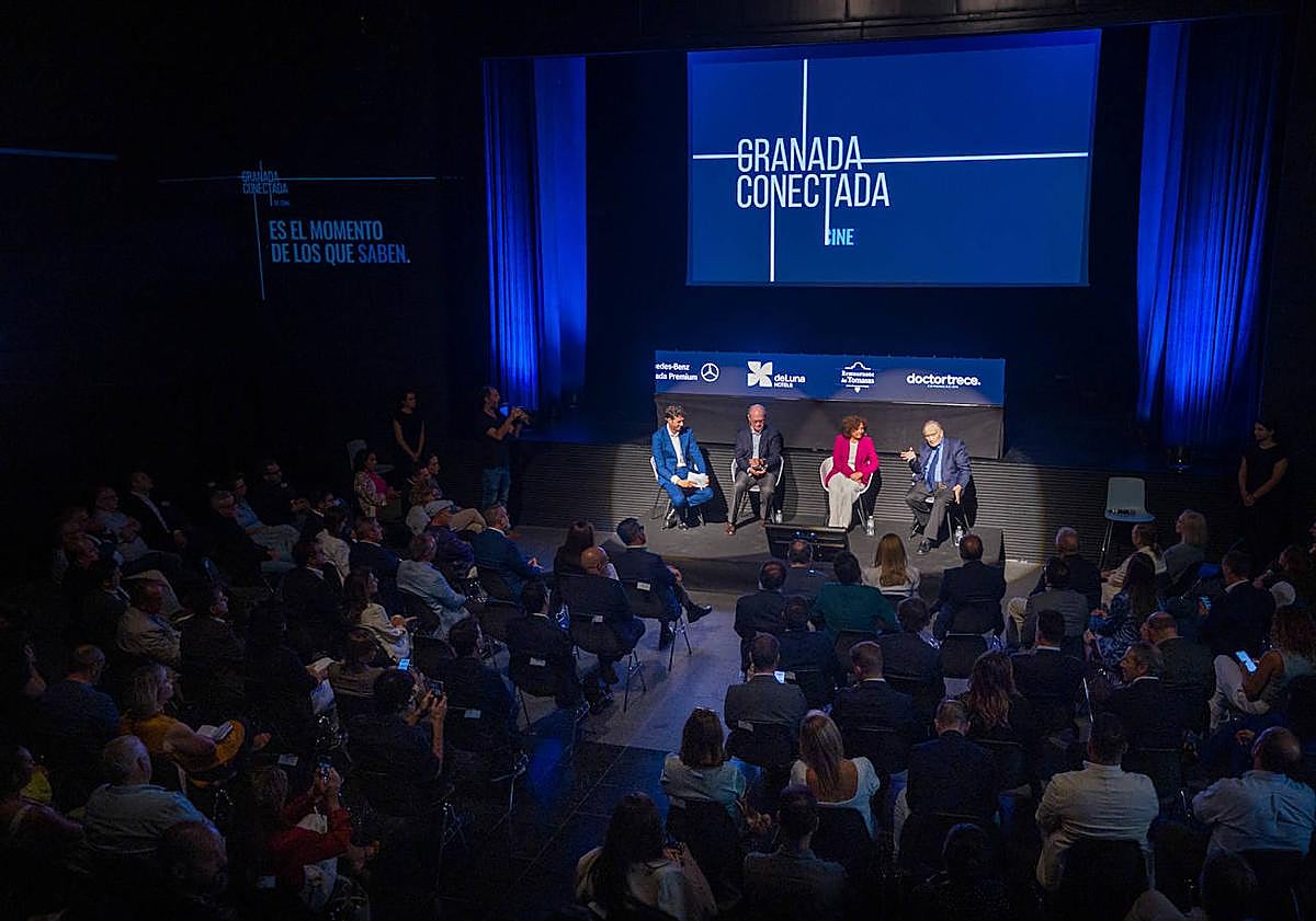 Imagen principal - Público en el Centro Lorca; Cristalino, uno de los protagonistas de 'Segundo Premio'; y David Jiménez-Blanco. 
