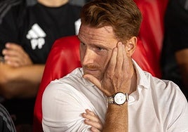 Guille Abascal, con gesto preocupado en el banquillo del Granada.