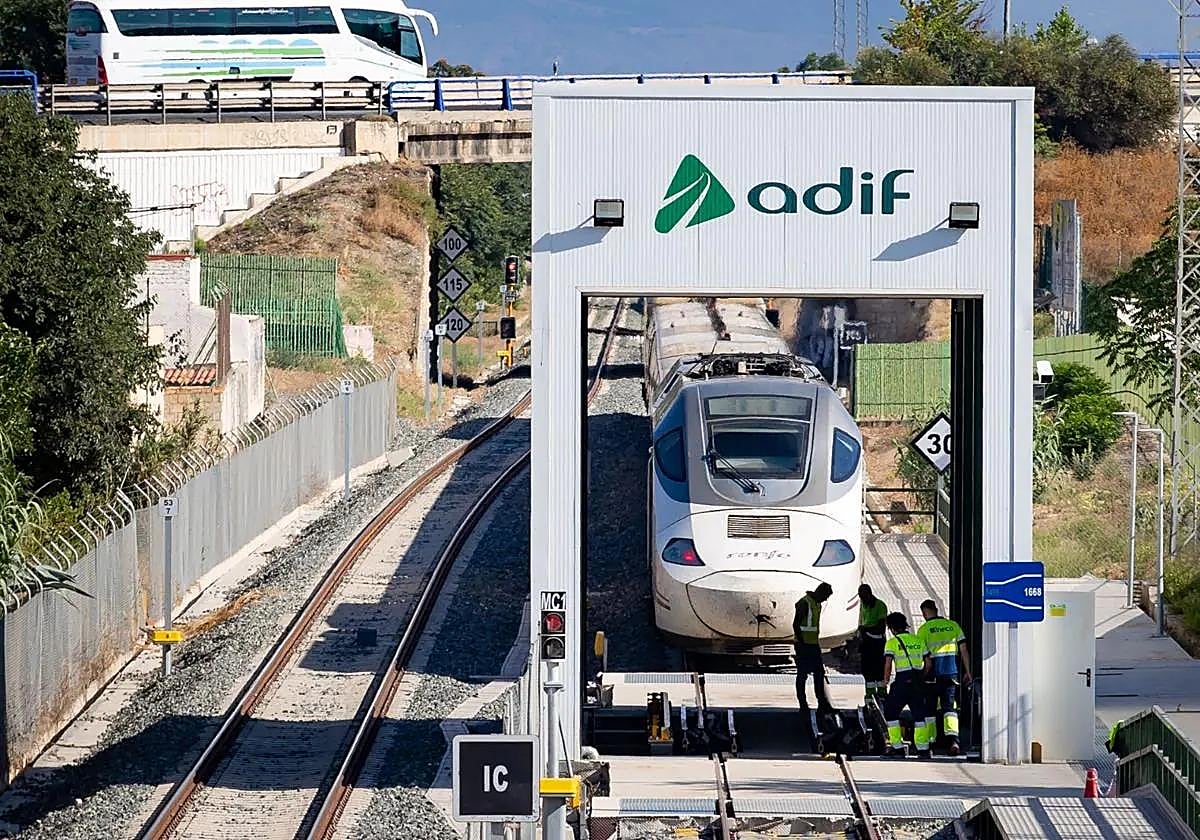 Tren a su llegada a la caseta del cambiador de ancho.