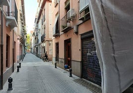 Vista de la calle Concepción y al fondo, la plaza de Mariana Pineda.